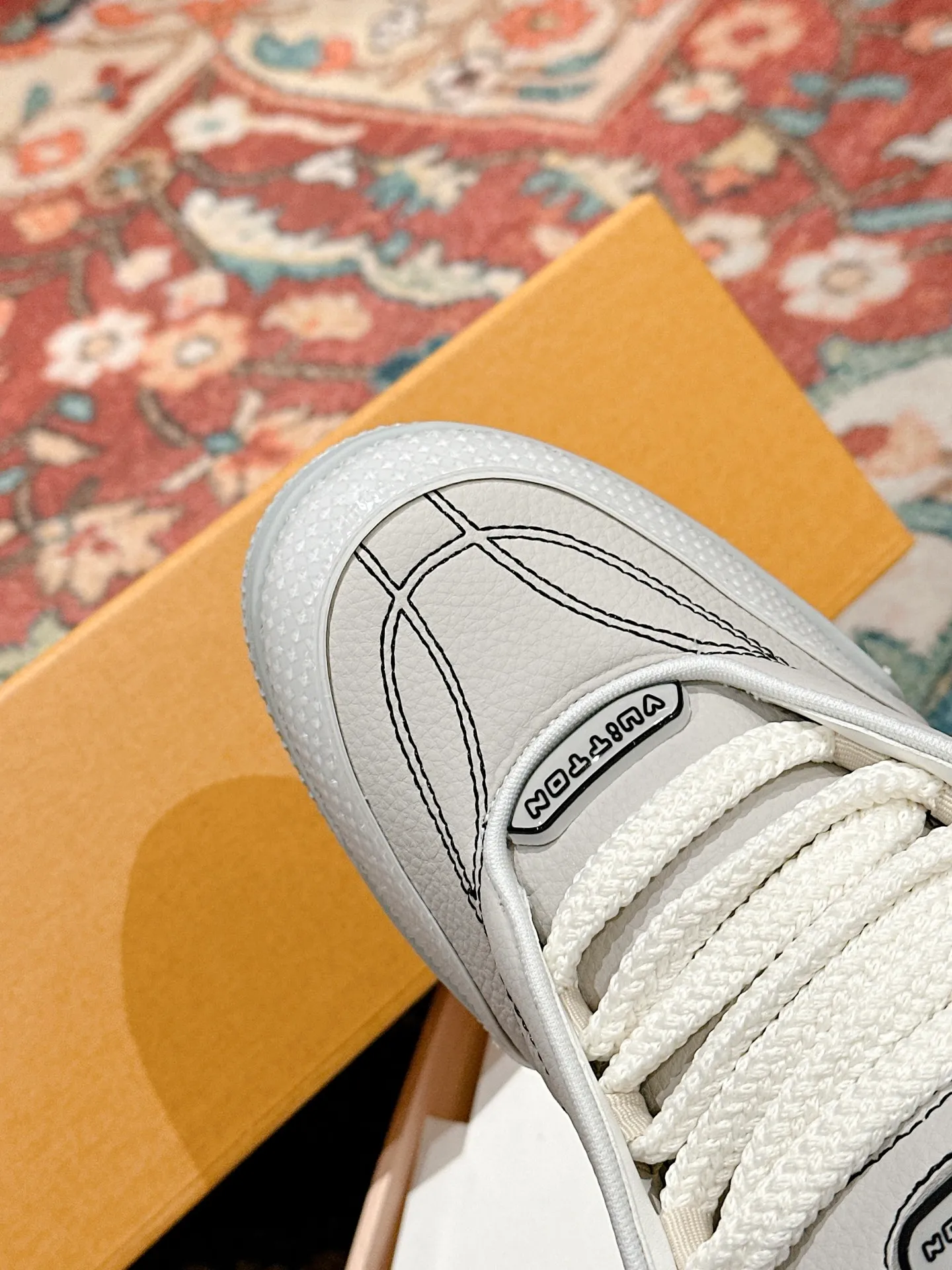 👟👟Ex-factory price 800👟👟 LV donkey brand L SKATE series latest color matching Tariner sneakers four-leaf clover skate shoes couple style retro basketball shoes original purchase development and production This LV Skate sneaker is decorated with colorful details on the grained cow leather shoe body, echoing the leather goods and ready-to-wear series of the season. A gradient Monogram flower blooms on the side of the sneaker. The padded tongue and Mini Monogram fabric-lined collar show the inspiration of skate shoes in the 1990s ▪️Material: original customized first-layer cowhide ▪️Inner lining: imported breathable mesh ▪️Sole: original open-molded non-slip TPU material ▪️Sole thickness: 3.5cm ▪️Size: Female 35-40 Male 39-44 (Female 41, Male 45.46 customized, non-returnable)
